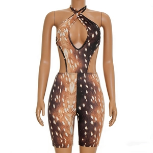 Détail d'une combishort dos nu à imprimé cerf avec découpes sexy et motif animal