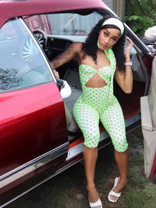 Dreiteiliger neongrüner Jumpsuit mit rosa Punkten, inklusive Stirnband und Schal