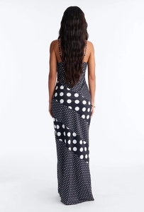 Rückansicht eines eleganten schwarzen Maxikleids mit Polka-Dot-Mustern und Trägern