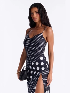 Modisches Sommer-Spaghettiträgerkleid mit schickem Punktmuster-Patchwork und Seitenschlitz