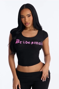 Détail du t-shirt cintré noir avec lettrage gothique rose Bridesmaid et tissu extensible doux