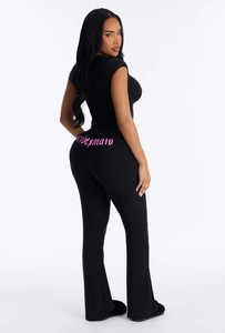 Détail du lettrage rose bridesmaid sur le pantalon noir évasé de cet ensemble d'été