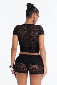 Detaillierte Rückansicht des schwarzen floralen Spitzen-Sets mit transparentem Top und Shorts