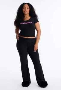 Détail du texte Bridesmaid gothique rose imprimé sur un t-shirt noir à manches courtes