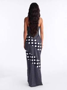 Elegante Rückansicht des ärmellosen Maxikleides mit Polka-Dot-Patchwork in Schwarz-Weiß