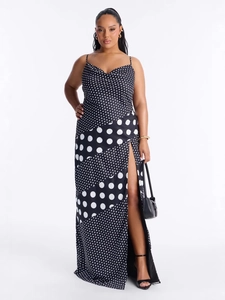 Elegantes langes Maxikleid aus schwarzem Satin mit gepunktetem Patchwork und Schlitz