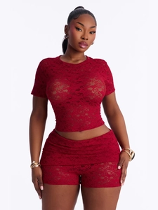 Zweiteiliges Damen-Spitzenset in Rot mit transparentem Crop-Top und passenden Shorts