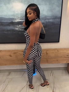 Combinaison licou à pois pour femme avec dos nu et coupe moulante pour l'été chic
