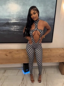 Body sexy dos nu avec imprimé à pois noir et blanc et découpes sur le devant