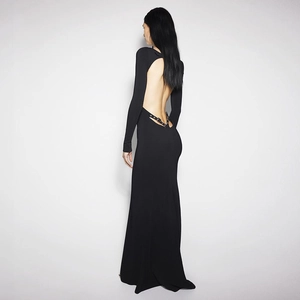 Robe longue moulante noire dos nu avec manches longues et ceinture à œillets métalliques