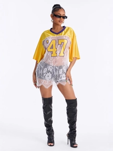 Short sleeve T-shirt with yellow satin 47 print and white lace patchwork hem