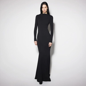 Robe longue noire moulante à dos nu avec manches longues et une silhouette minimaliste