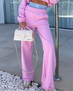 Detail eines rosa Lounge-Sets mit geripptem Bund, SLAY-Aufnäher und Markentasche dazu