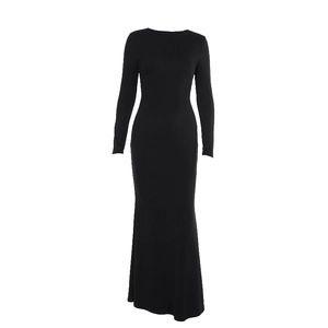 Robe longue noire à manches longues moulante pour femmes avec silhouette élégante au sol