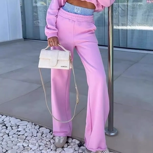 Zweiteiliges Damen-Set in Rosa mit V-Ausschnitt-Sweatshirt und weite Sporthose mit hohem Bund