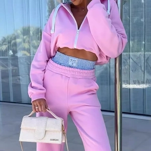 Damen-Trainingsanzug in Rosa mit kurzem Kapuzenpullover und passender Jogginghose