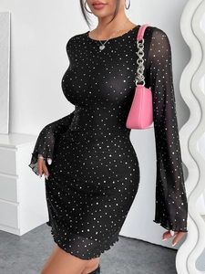 Dettagli di eleganti maniche lunghe in mesh nero a pois bianchi con bordi a balze