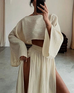 Détail d'un ensemble deux pièces beige en lin avec haut court et jupe longue à fente haute