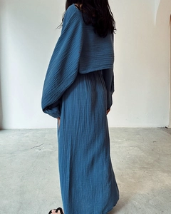 Détail de l'ensemble bleu marine en lin avec tissu froissé texturé et ourlet fendu