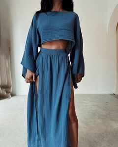 Détail du haut court en lin bleu et jupe longue fendue avec texture froissée aérée