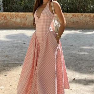 Robe longue vichy rose avec licou, col en V profond et taille plissée élégante