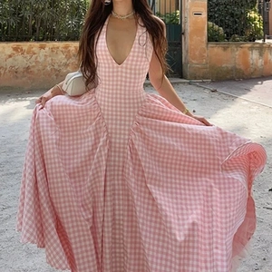 Robe longue élégante à carreaux rose et blanc avec licou, col en V et taille plissée