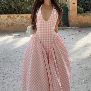 Robe dos nu à carreaux vichy roses avec décolleté en V profond et taille plissée