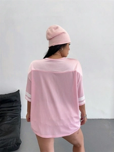 Oversized pink mesh jersey T-shirt with sporty stripes and matching knit beanie cap