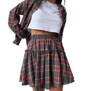 Ensemble 3 pièces à carreaux avec chemise manches longues, jupe et crop top