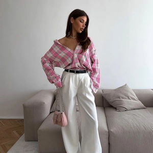 Detailansicht der amerikanischen Vintage-Hemd mit rosa Karo und weißer Hose