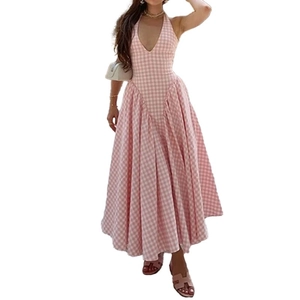 Robe vichy rose à licou avec taille plissée, décolleté en V et jupe évasée élégante