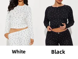 Détail d'un ensemble homewear fleuri avec dentelle délicate et texture en maille côtelée