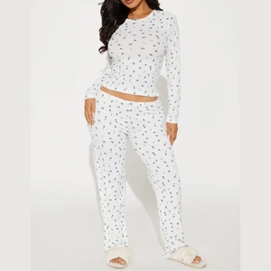 Ensemble homewear floral pour femme avec haut à manches longues et pantalon assorti