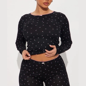 Détail du pyjama fleuri rose avec bordure en dentelle et petite rose en soie au col