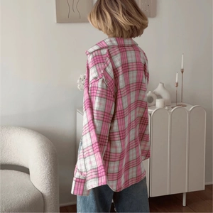 Detailansicht des rosa karierten Langarmhemds mit weicher Textur und lockerem Schnitt