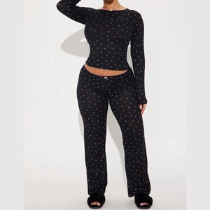 Tenue de Détente pour Femmes Haut à Manches Longues et Pantalon Floral Bordure en Dentelle Col Rond Pyjama Nervuré