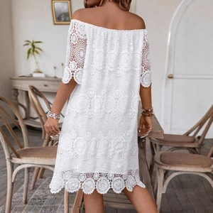 Abito bohémien bianco a spalle scoperte con intricati motivi floreali in pizzo
