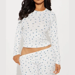 Ensemble homewear 2 pièces blanc pour femme avec motif floral bleu et dentelle