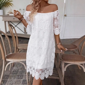 Elegante abito corto bianco con spalle scoperte in pizzo e ricami floreali traforati