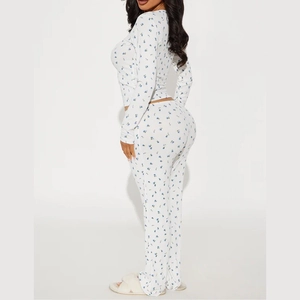 Détail d'un pyjama à fleurs montrant l'imprimé floral bleu sur tissu blanc doux
