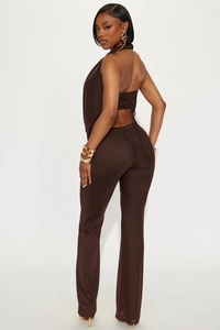 Vue latérale arrière d'un ensemble deux pièces marron avec crop top et pantalon