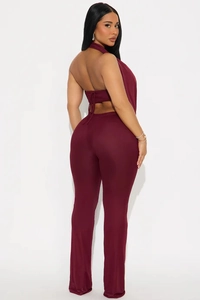 Détail du haut dos nu bordeaux et du pantalon slim taille haute avec lien à nouer