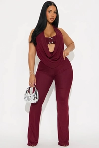 Détail du haut dos nu bordeaux avec boucle cœur en métal et pantalon slim assorti