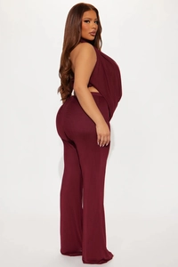 Vue détaillée du haut dos nu bordeaux et de l'ensemble pantalon slim assorti