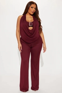 Détail ensemble deux pièces rouge vin avec haut licou, anneau en métal et pantalon large