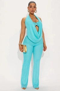 Détail du haut dos nu turquoise avec anneau métallique et pantalon évasé assorti