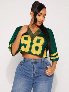 Gros plan détaillé du maillot en résille vert foncé avec dentelle et numéro 98 jaune