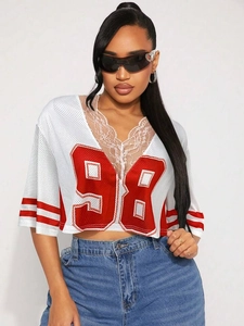 Détail du t-shirt blanc en maille avec imprimé numéro 98 rouge et bordure en dentelle