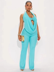 Ensemble chic turquoise deux pièces avec haut licou décolleté en V et pantalon évasé ajusté