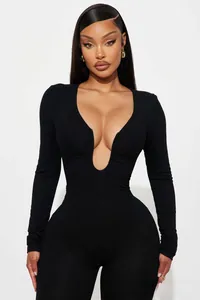 Gros plan d'un body noir à manches longues avec décolleté en U profond et maille élastique